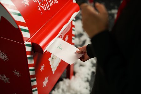 Otrok odda pismo v nabiralnik